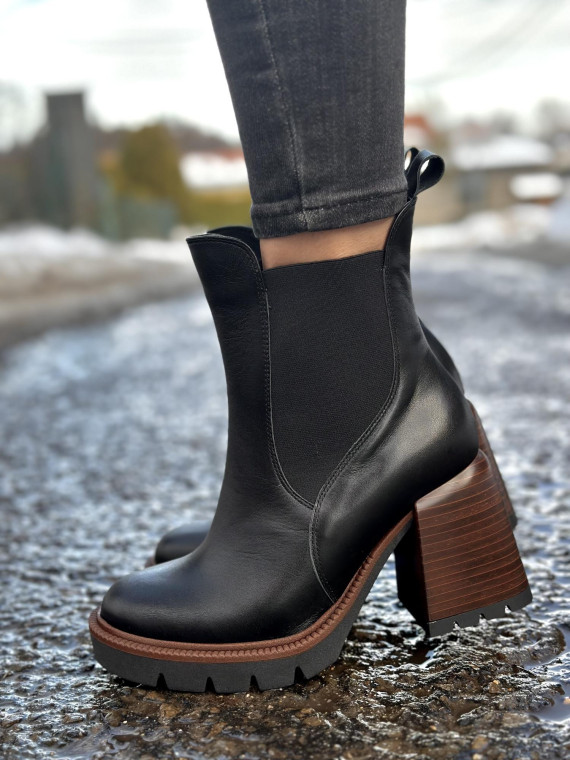 Czarne botki damskie ze skóry naturalnej na średnim obcasie