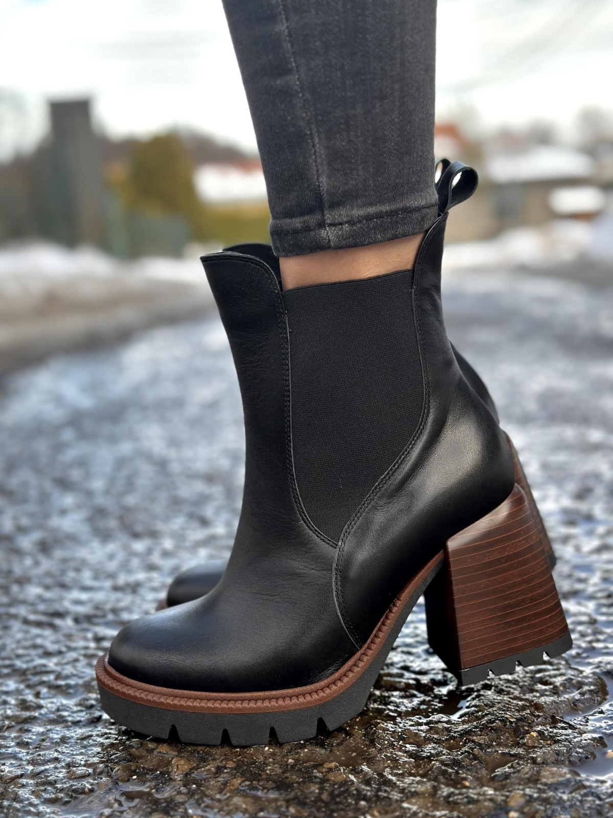 Czarne botki damskie ze skóry naturalnej na średnim obcasie