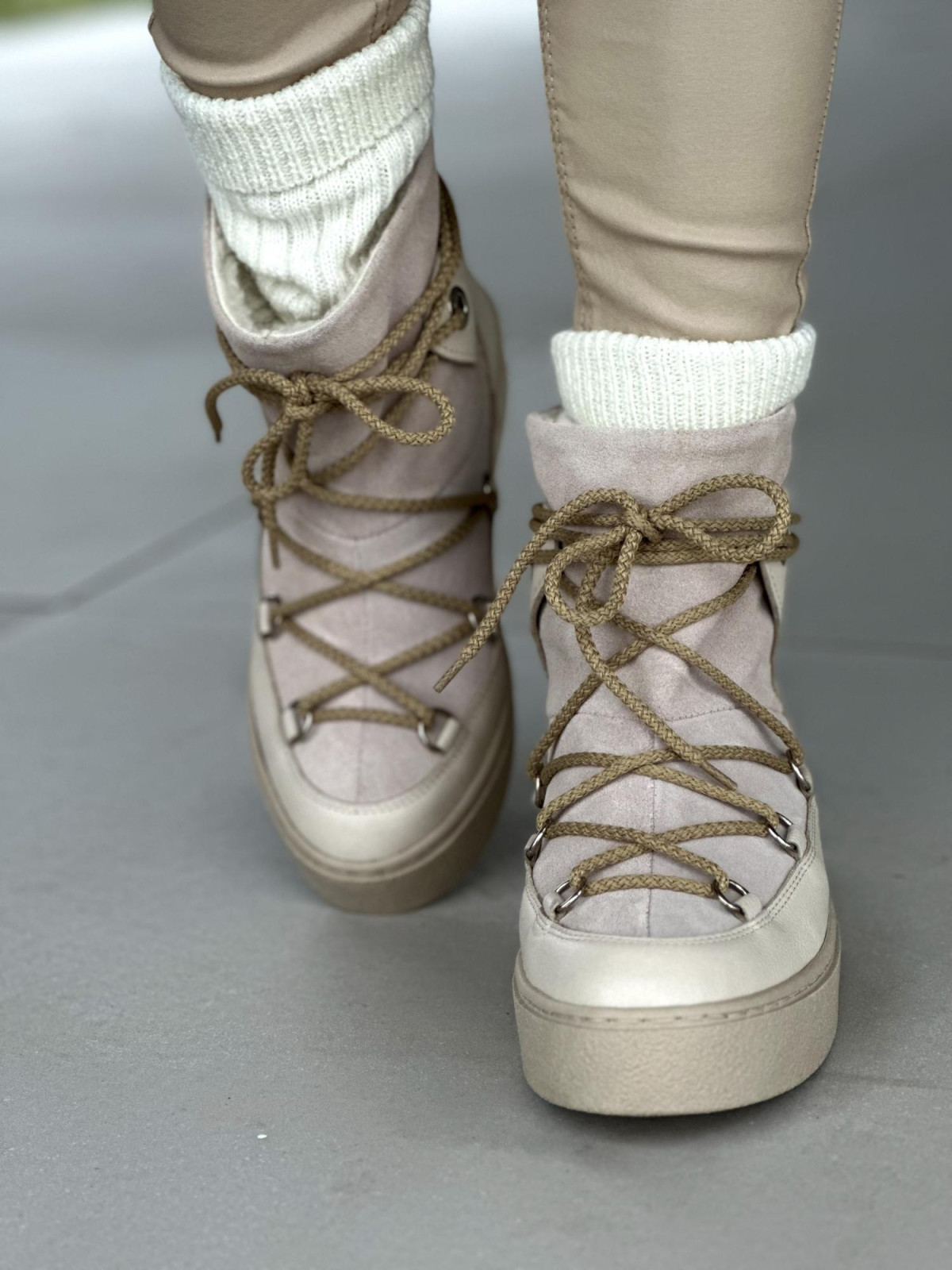 Beżowe ciepłe śniegowce damskie ze skóry naturalnej z ozdobnym wiązaniem