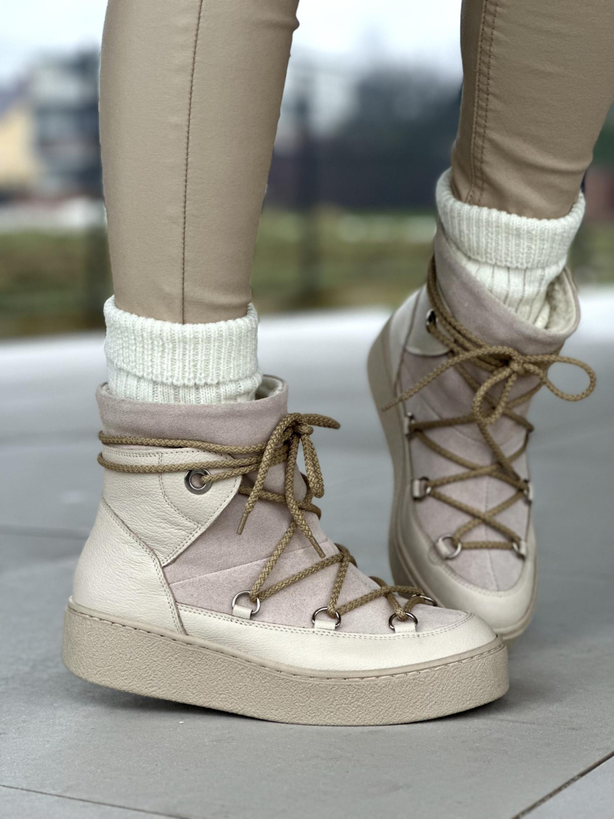 Beżowe ciepłe śniegowce damskie ze skóry naturalnej z ozdobnym wiązaniem