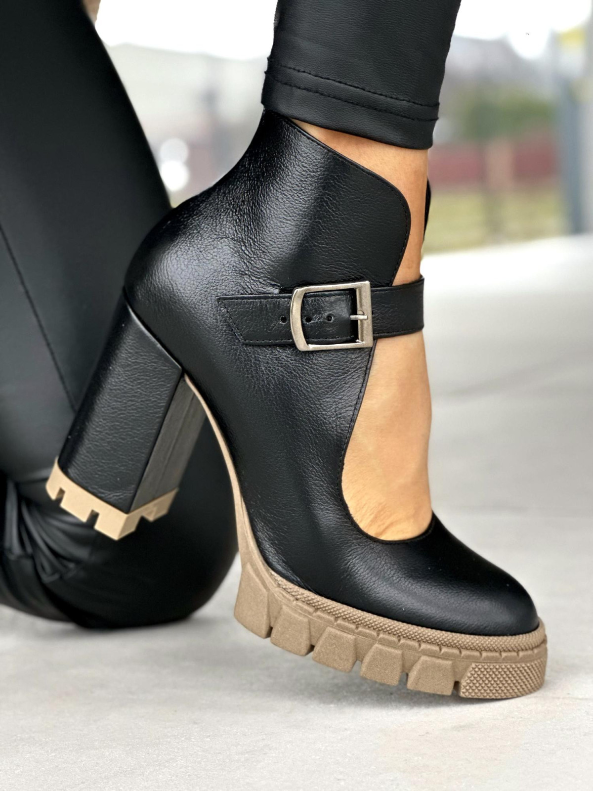 Czarne półbuty damskie na wysokim obcasie, z klamerką, ze skóry naturalnej