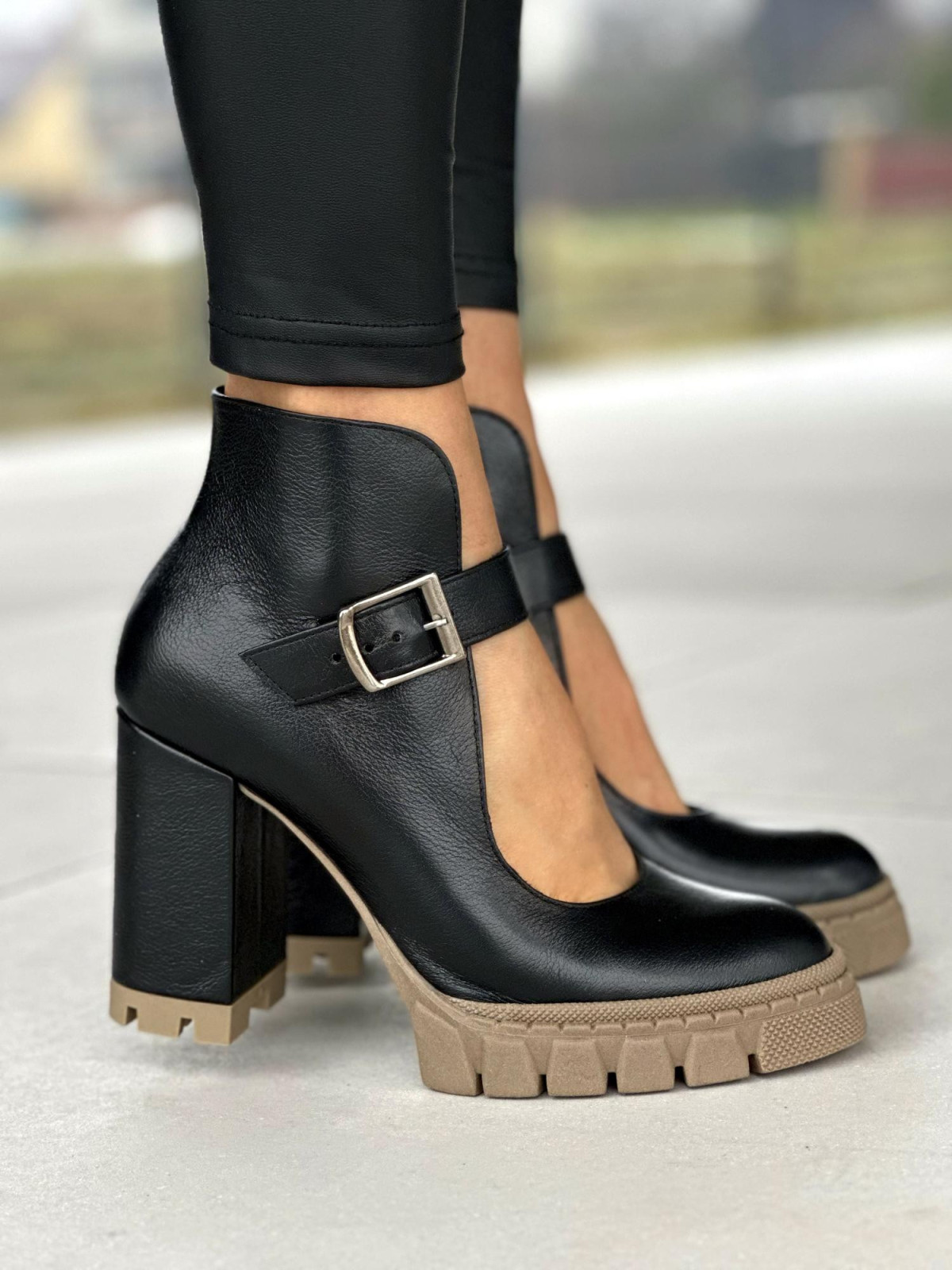 Czarne półbuty damskie na wysokim obcasie, z klamerką, ze skóry naturalnej