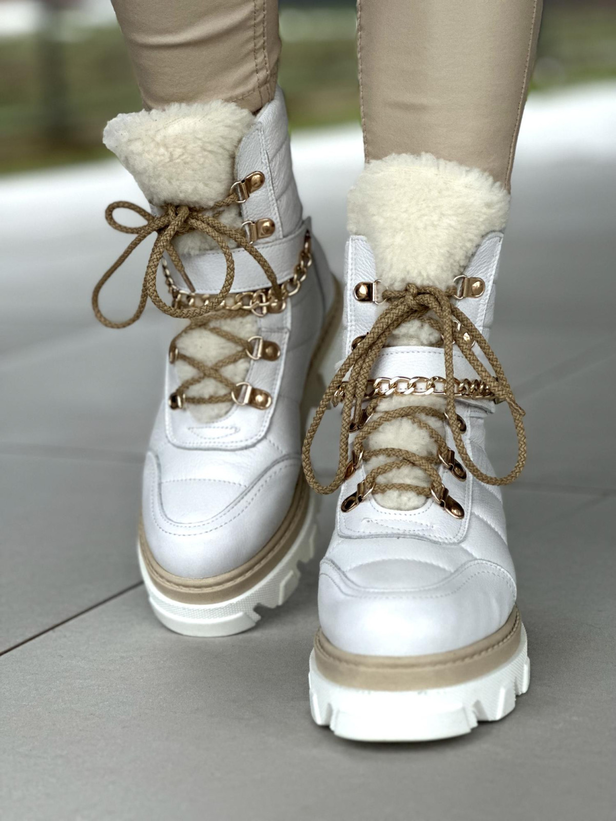 Białe bardzo ciepłe śniegowce damskie ze skóry naturalnej