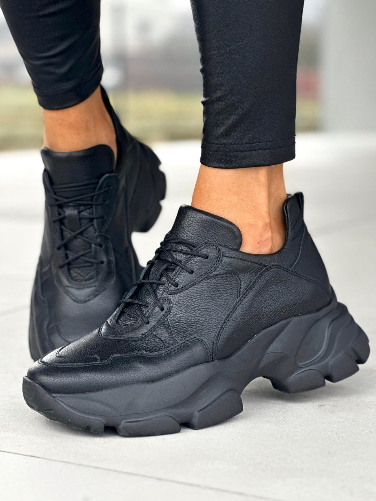 Lekkie czarne sneakersy damskie na wyższej podeszwie, skóra naturalna