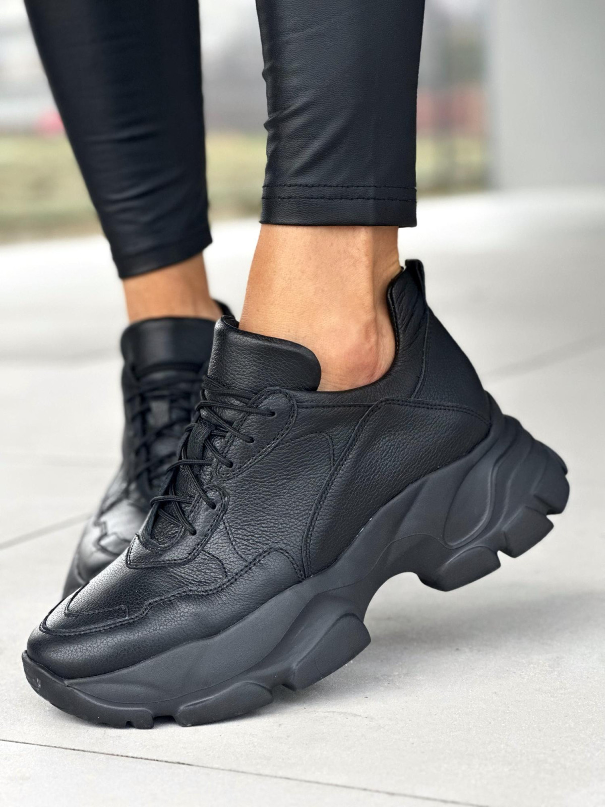 Lekkie czarne sneakersy damskie na wyższej podeszwie, skóra naturalna