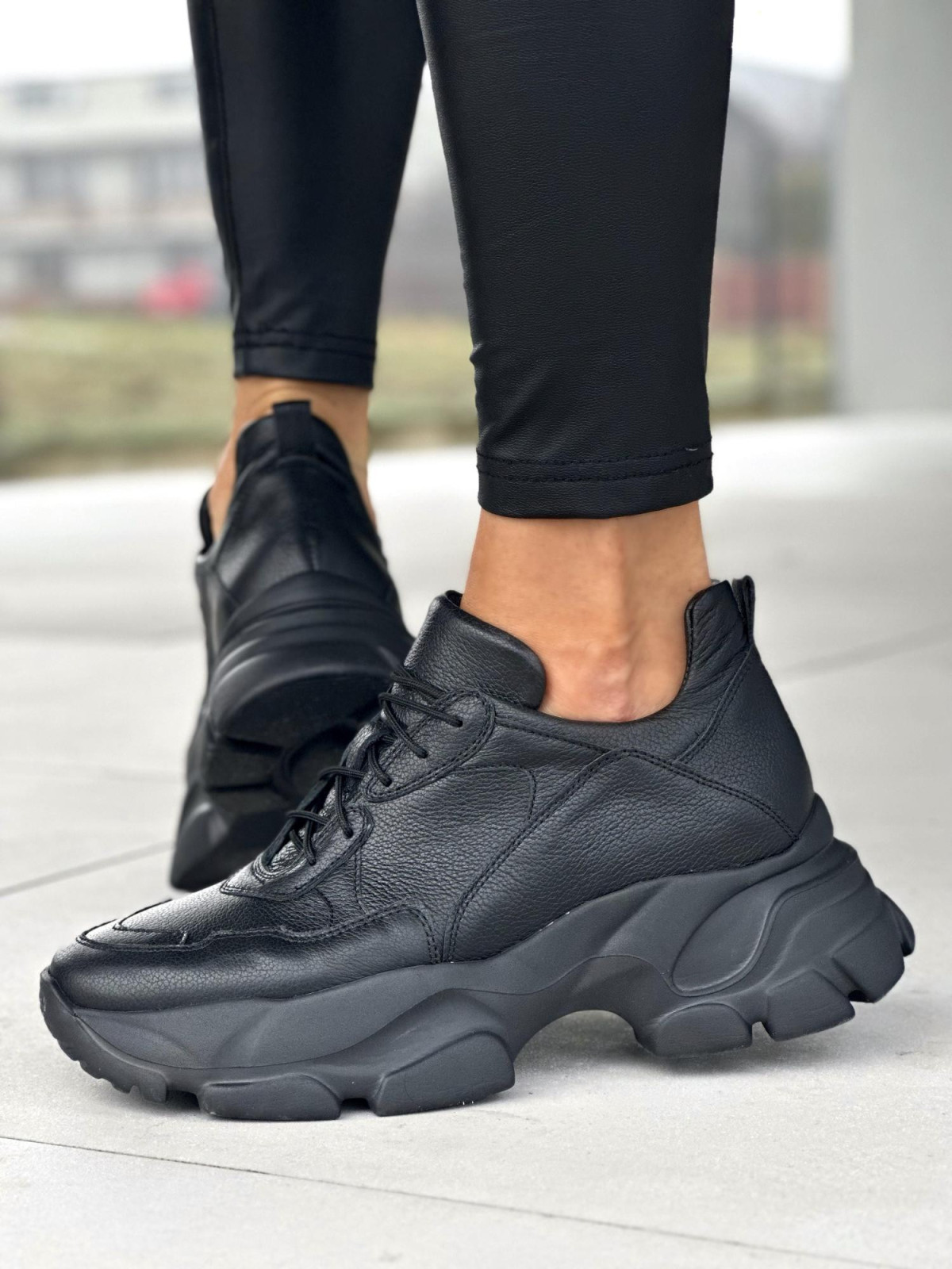 Lekkie czarne sneakersy damskie na wyższej podeszwie, skóra naturalna