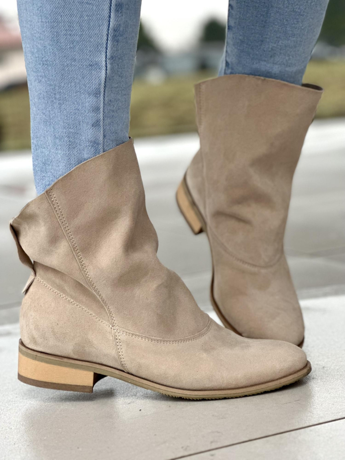 Beżowe botki damskie ze skóry naturalnej zamszowej