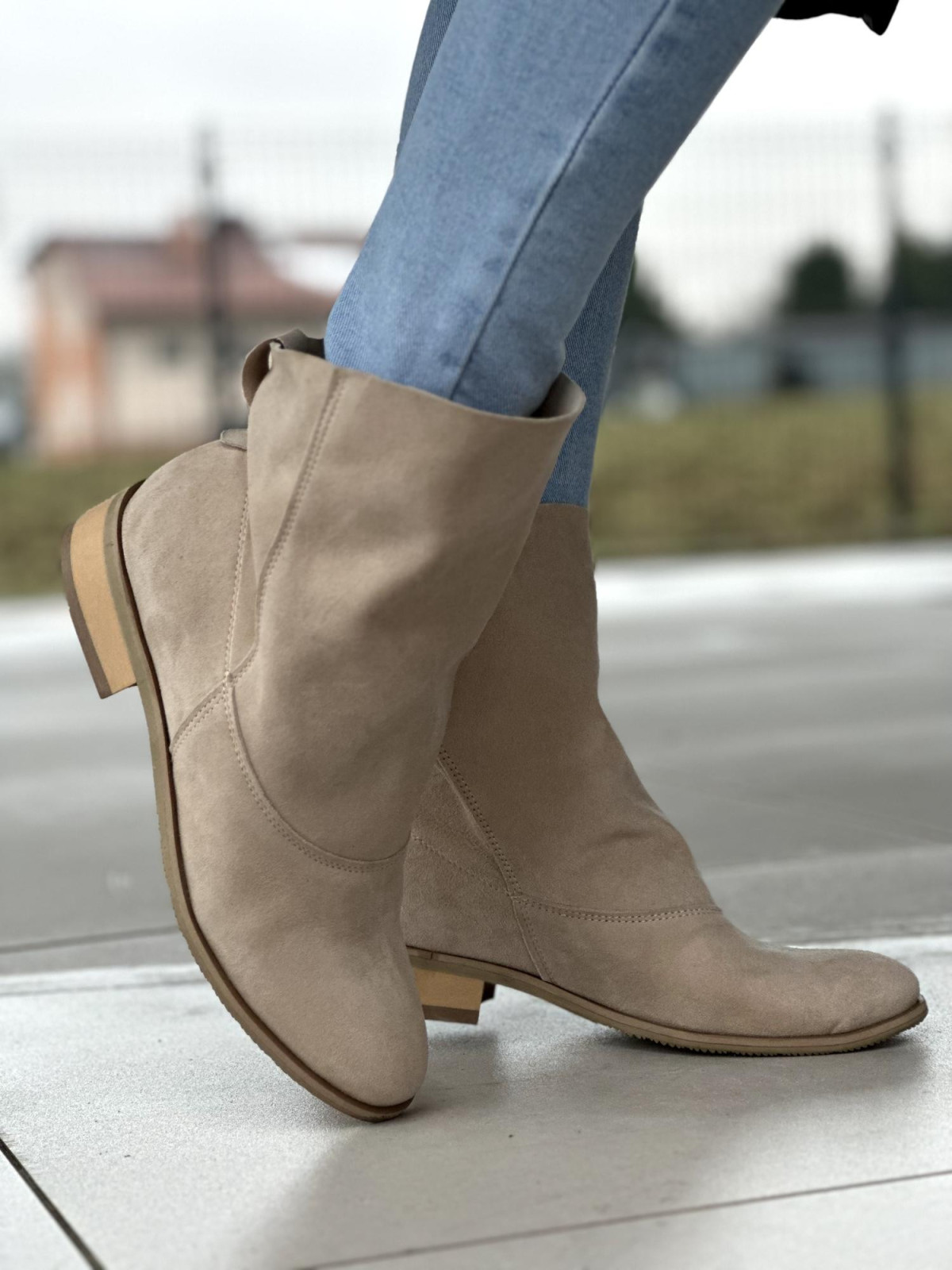 Beżowe botki damskie ze skóry naturalnej zamszowej