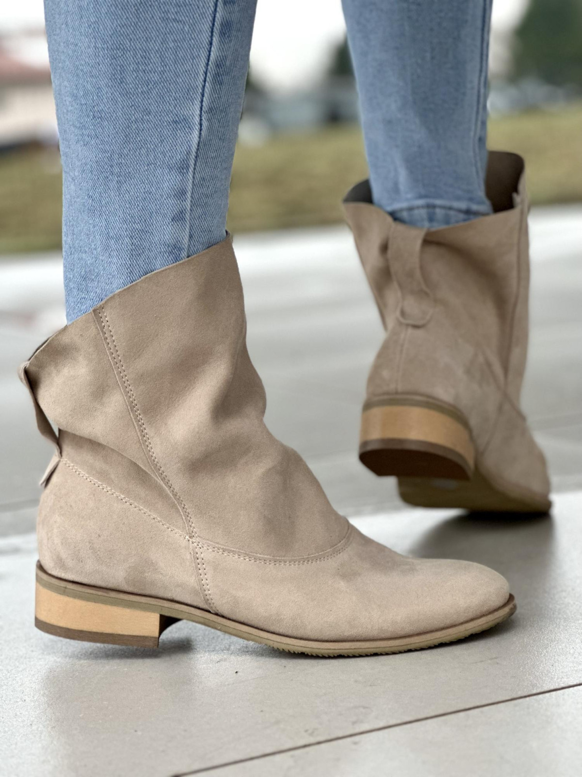 Beżowe botki damskie ze skóry naturalnej zamszowej