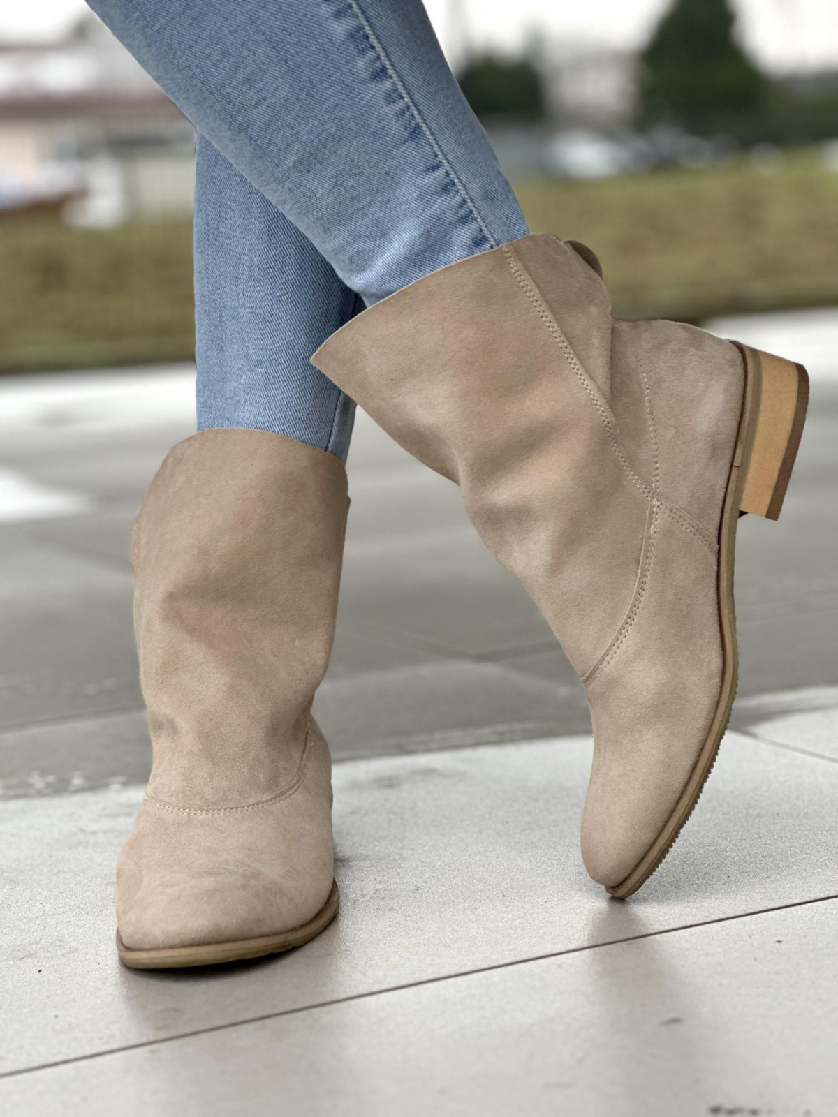 Beżowe botki damskie ze skóry naturalnej zamszowej