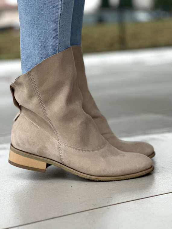 Beżowe botki damskie ze skóry naturalnej zamszowej
