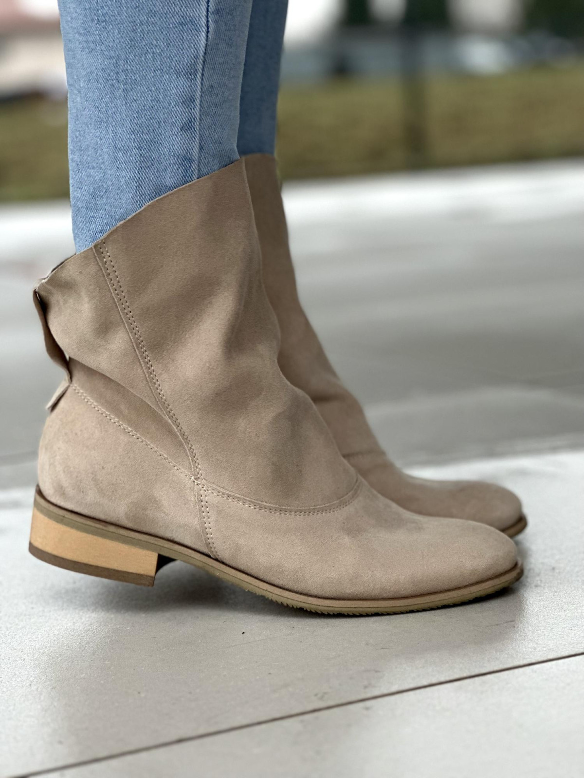 Beżowe botki damskie ze skóry naturalnej zamszowej