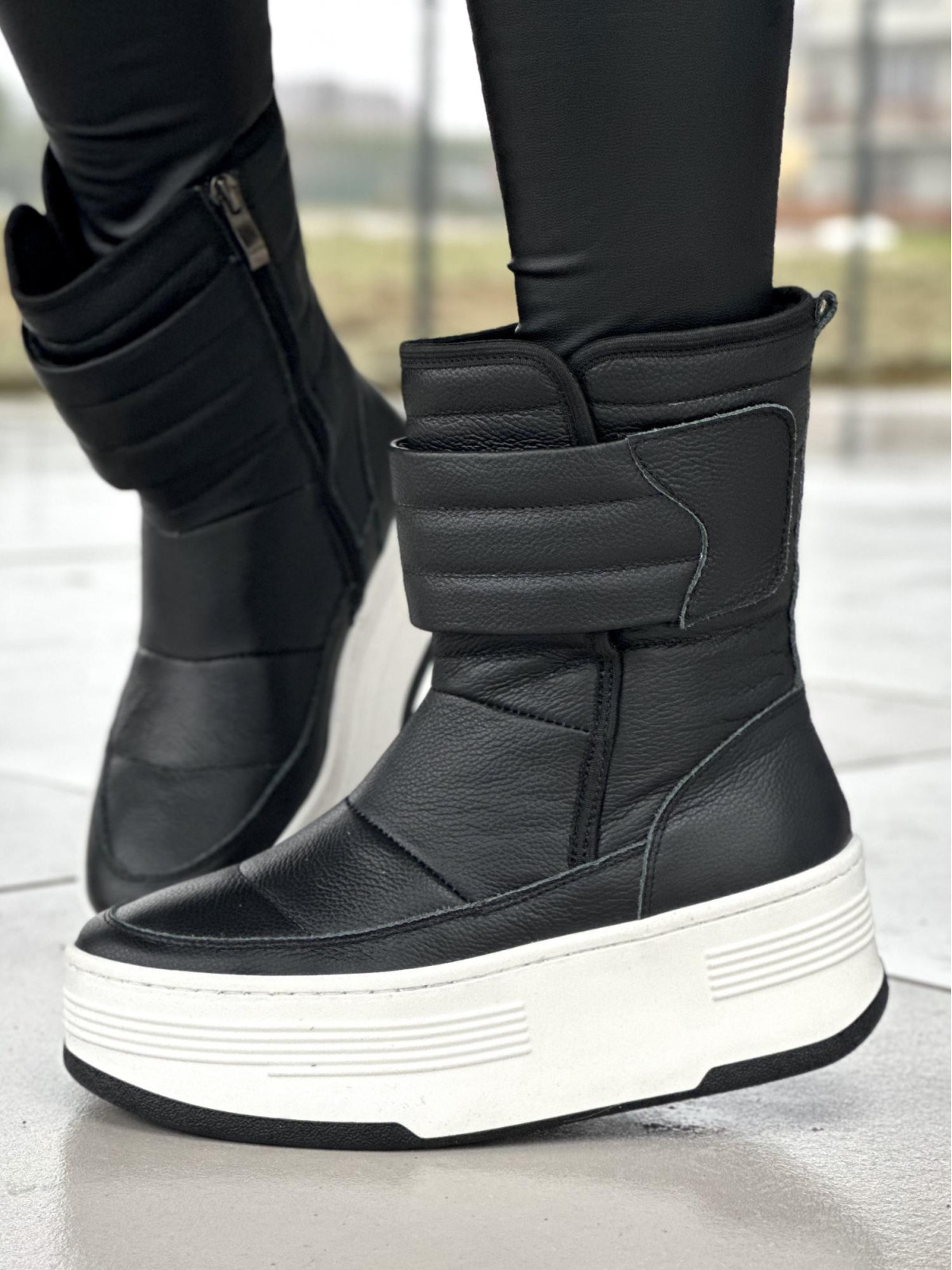 Ciepłe czarne na grubej lekkiej podeszwie śniegowce damskie ze skóry naturalnej