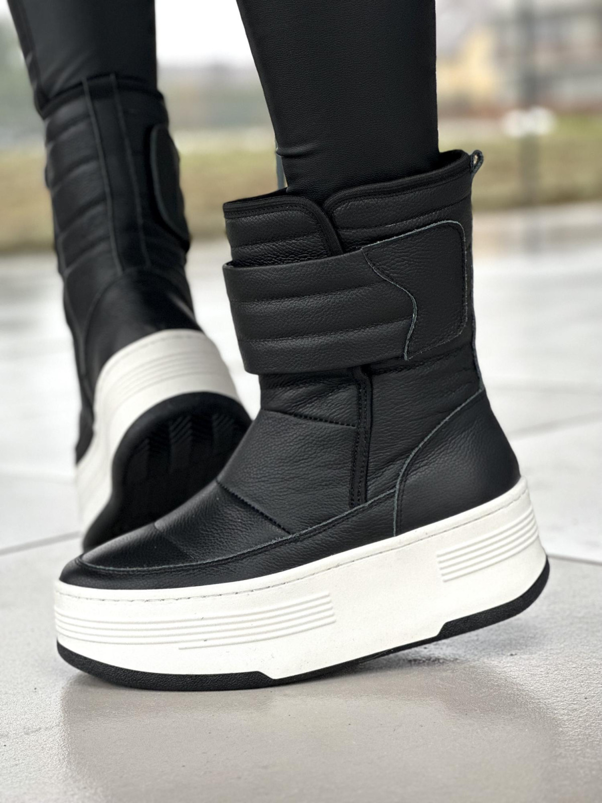 Ciepłe czarne na grubej lekkiej podeszwie śniegowce damskie ze skóry naturalnej