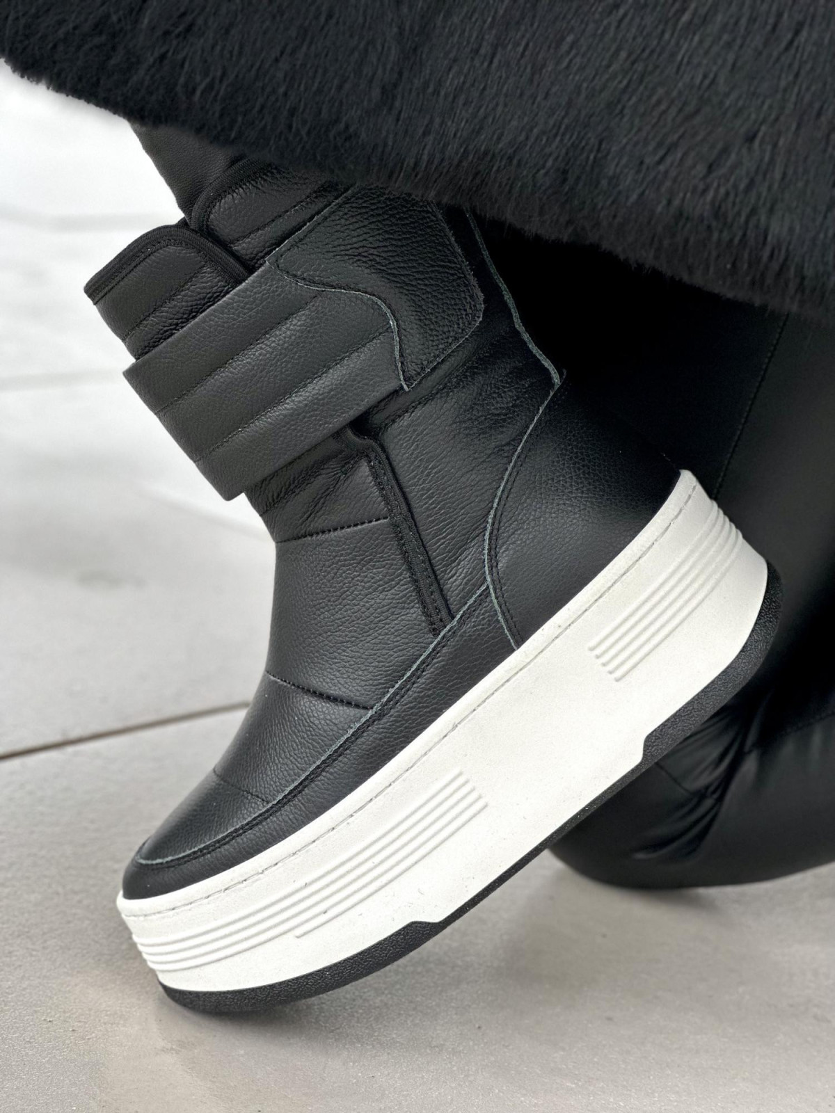 Ciepłe czarne na grubej lekkiej podeszwie śniegowce damskie ze skóry naturalnej