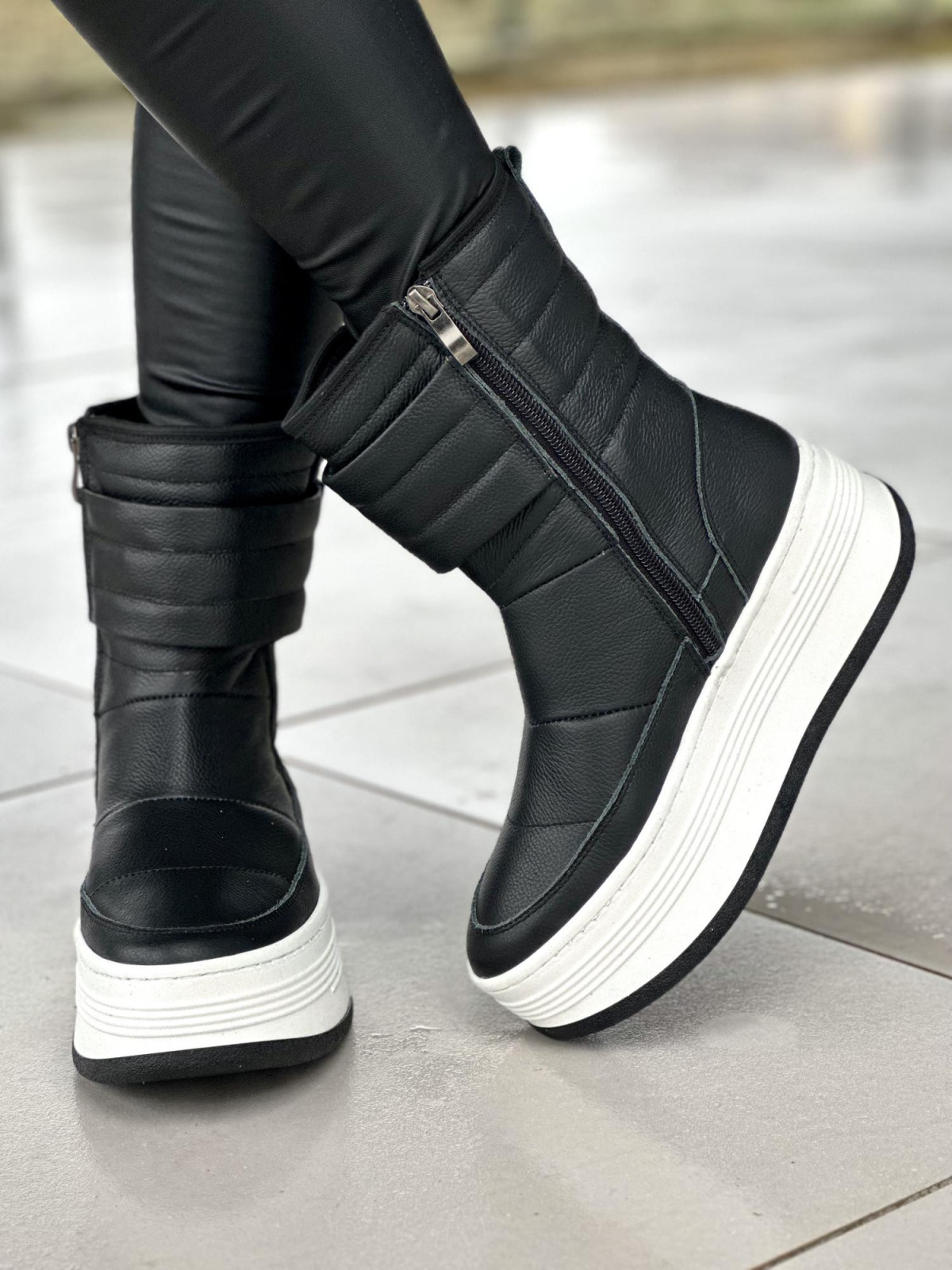 Ciepłe czarne na grubej lekkiej podeszwie śniegowce damskie ze skóry naturalnej