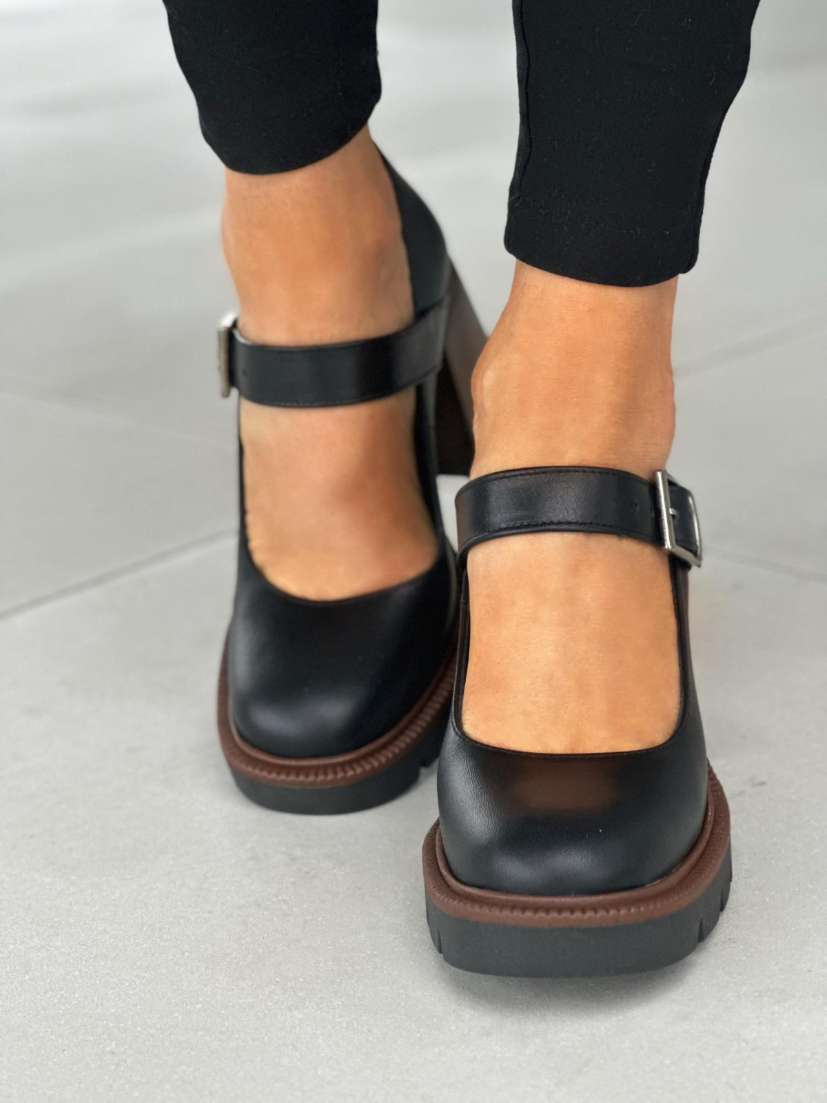 Czarne półbuty damskie z klamerką, na średnim obcasie, skóra naturalna