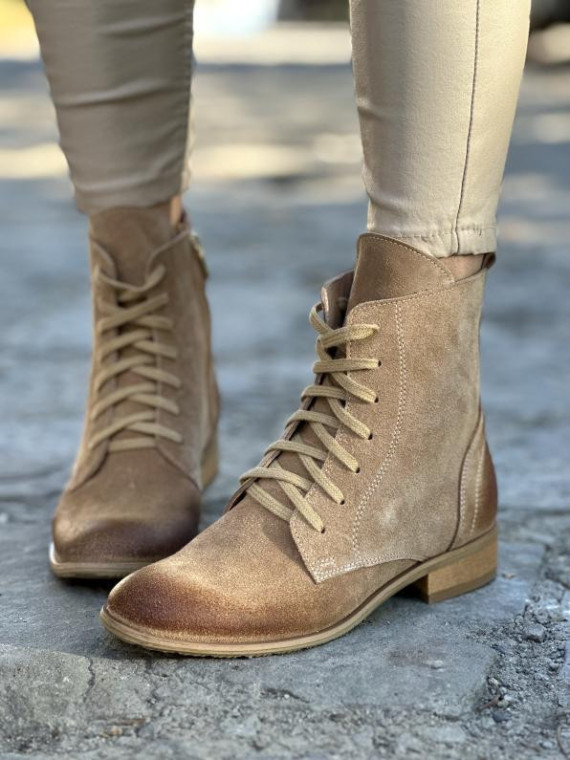 Beżowe ocieplane botki damskie ze skóry naturalnej welurowej