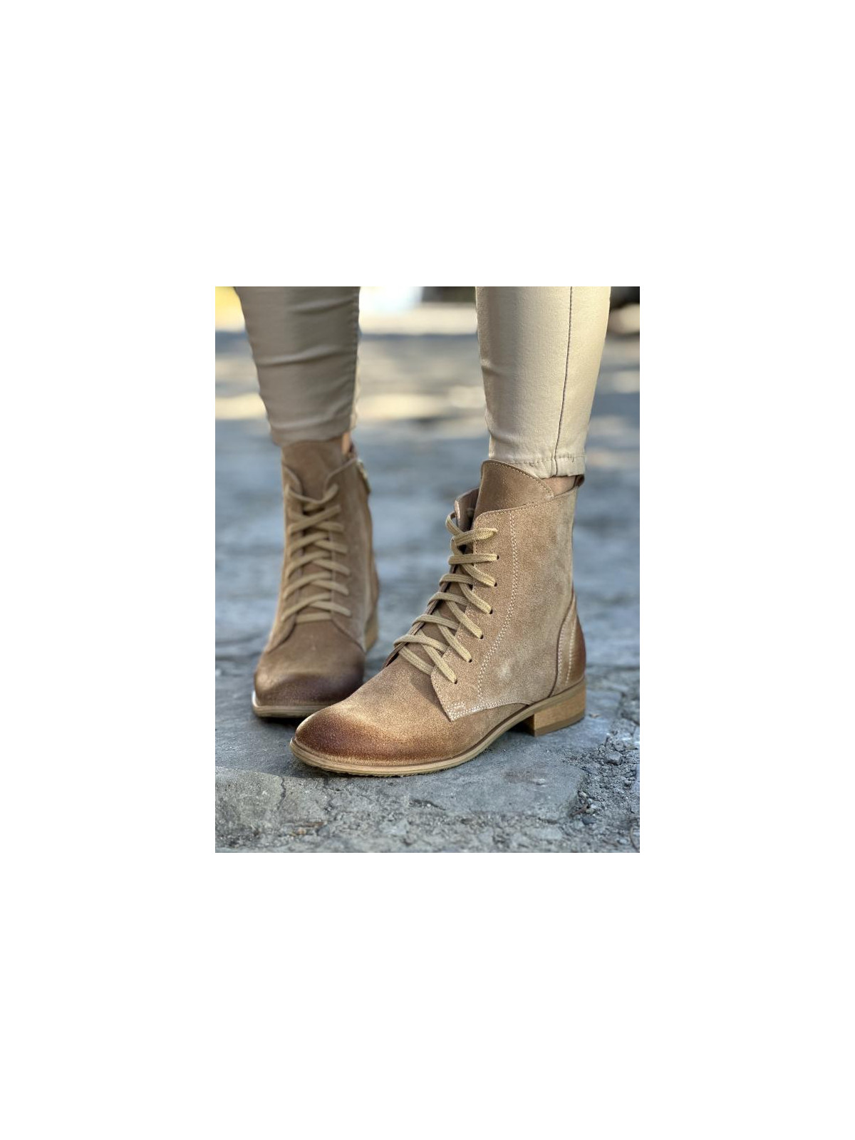 Beżowe ocieplane botki damskie ze skóry naturalnej welurowej