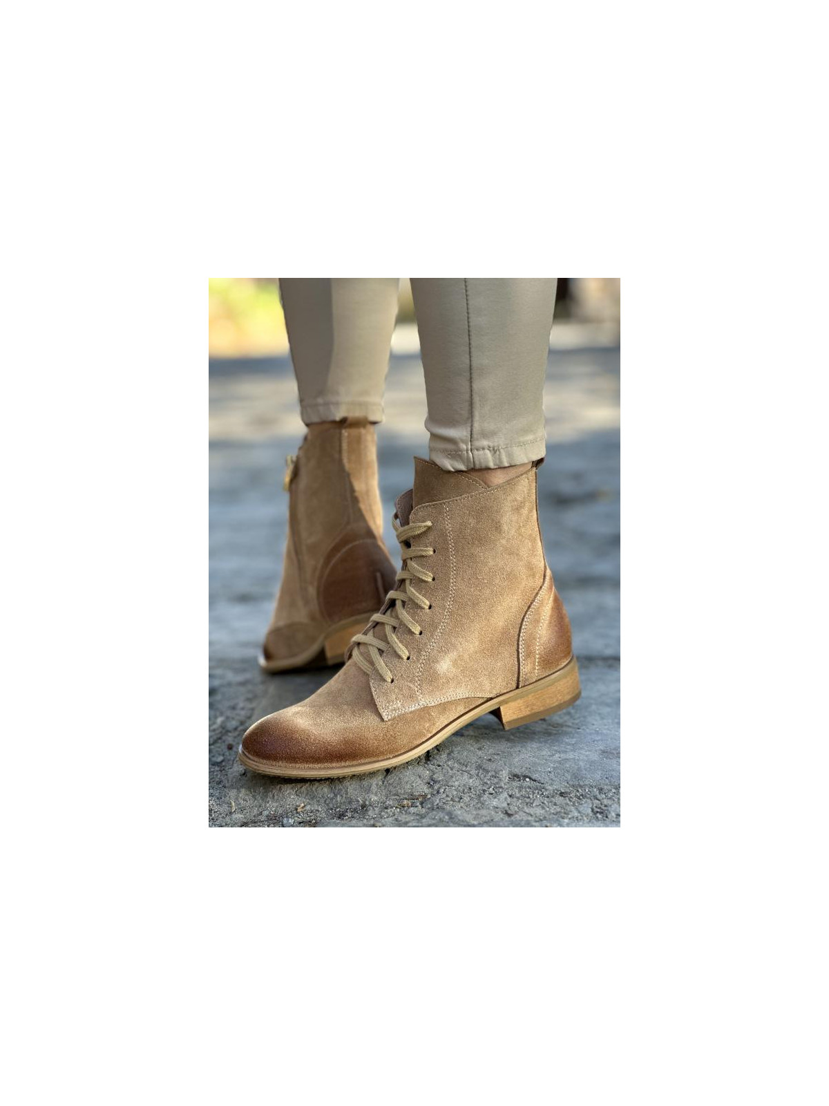 Beżowe ocieplane botki damskie ze skóry naturalnej welurowej