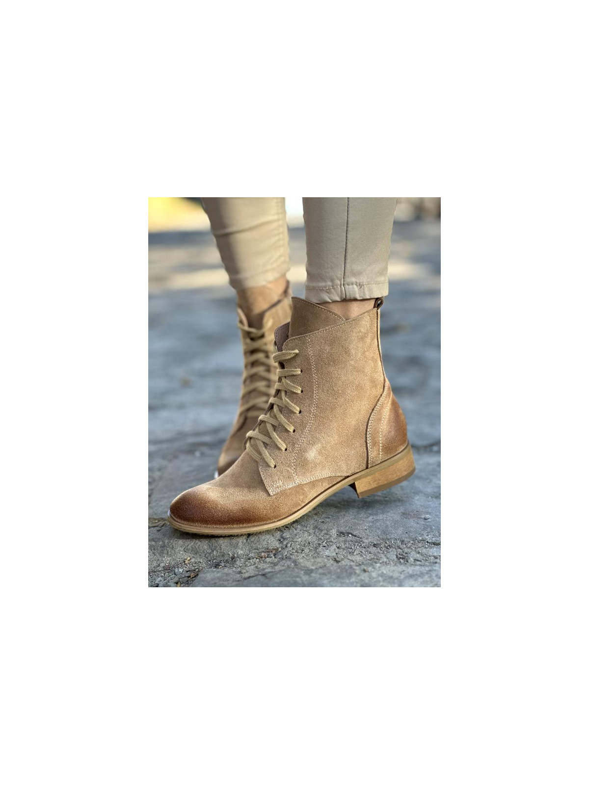 Beżowe ocieplane botki damskie ze skóry naturalnej welurowej