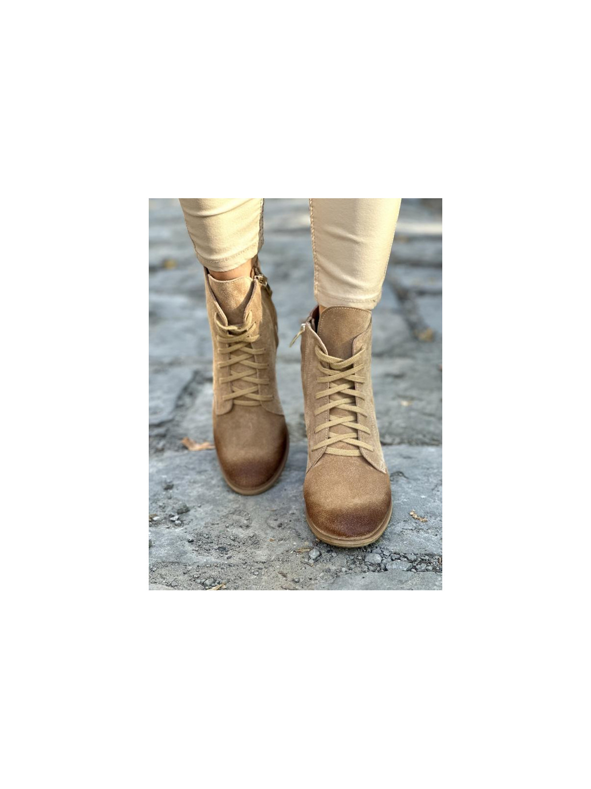 Beżowe ocieplane botki damskie ze skóry naturalnej welurowej