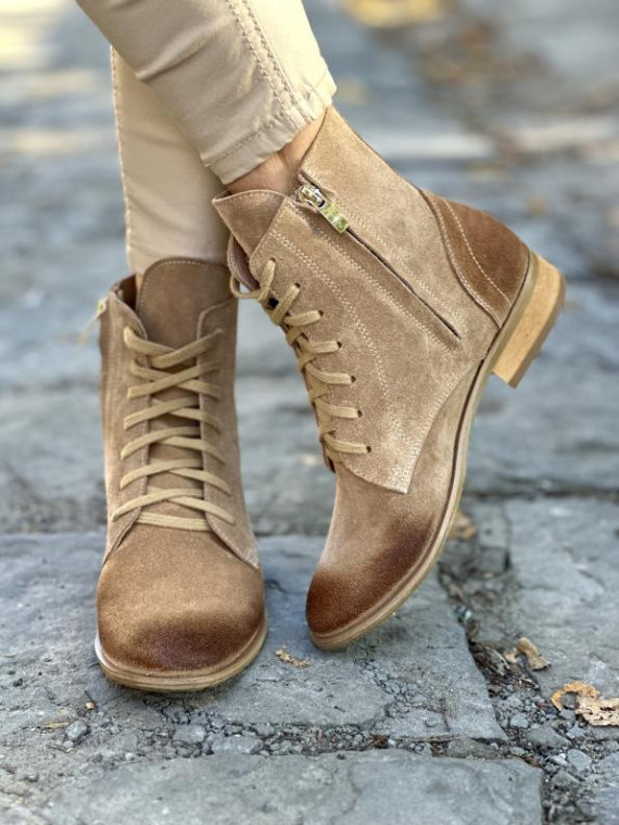 Beżowe ocieplane botki damskie ze skóry naturalnej welurowej