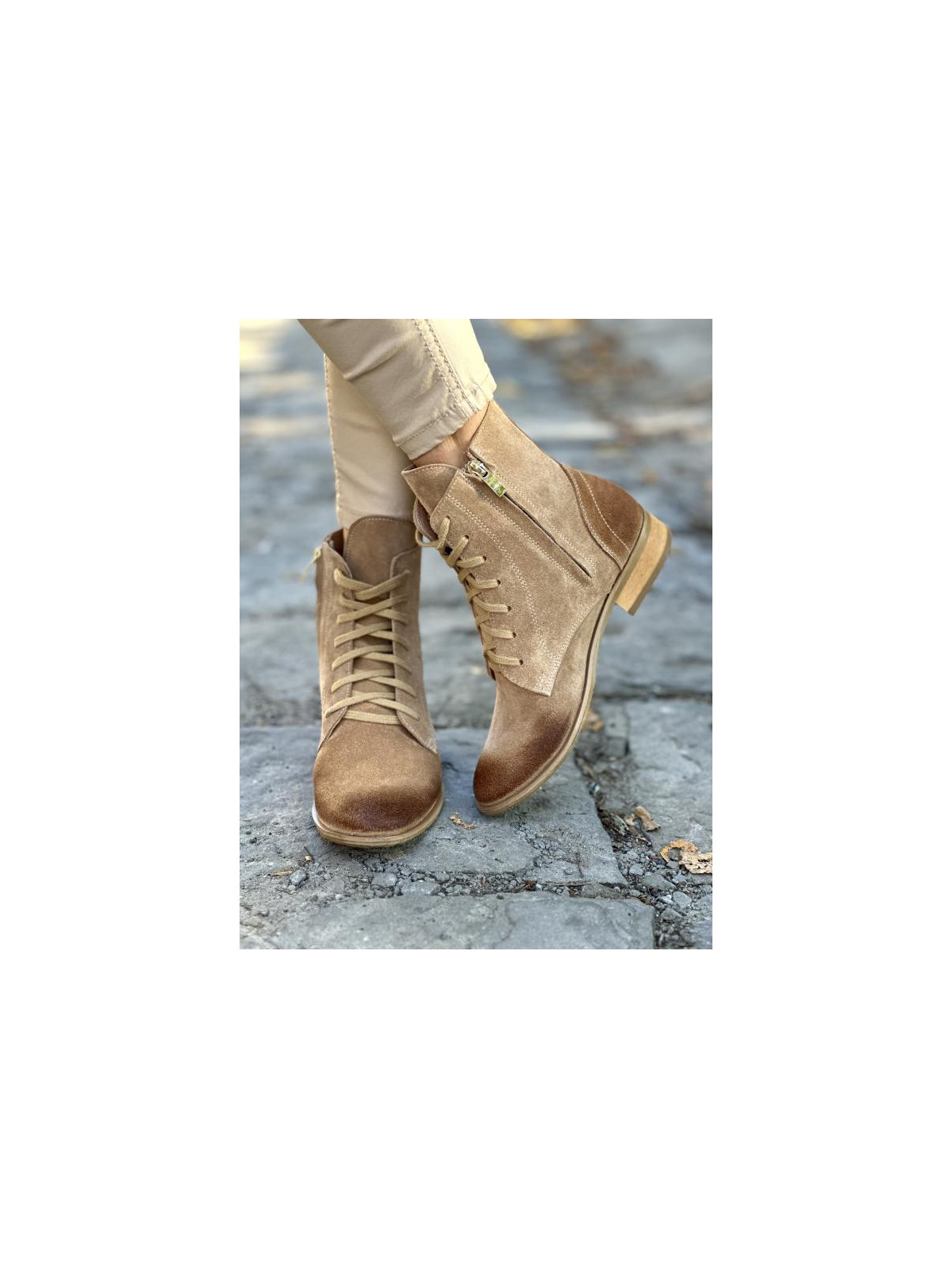 Beżowe ocieplane botki damskie ze skóry naturalnej welurowej