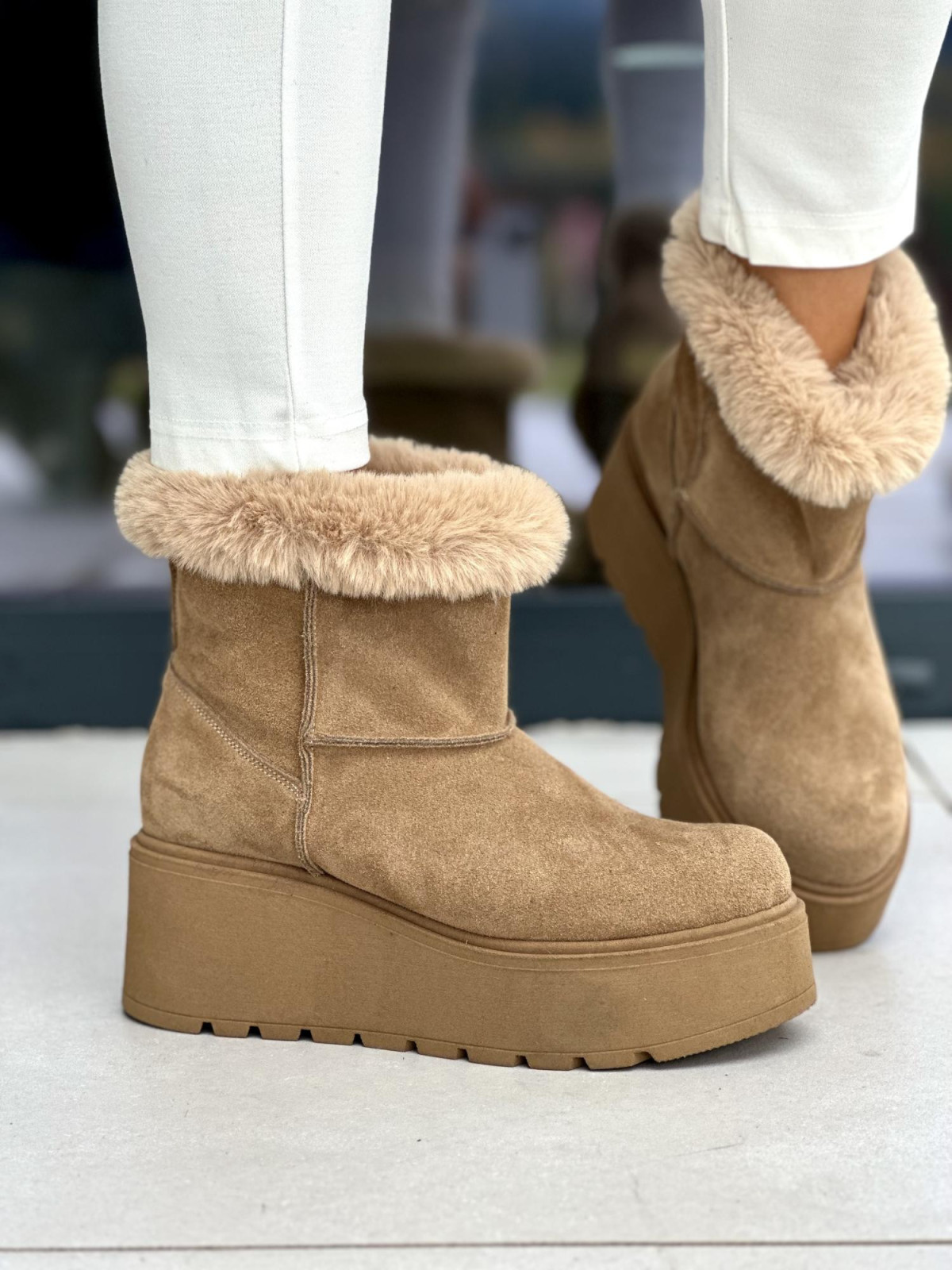 Ciepłe beżowe śniegowce damskie ze skóry naturalnej welurowej