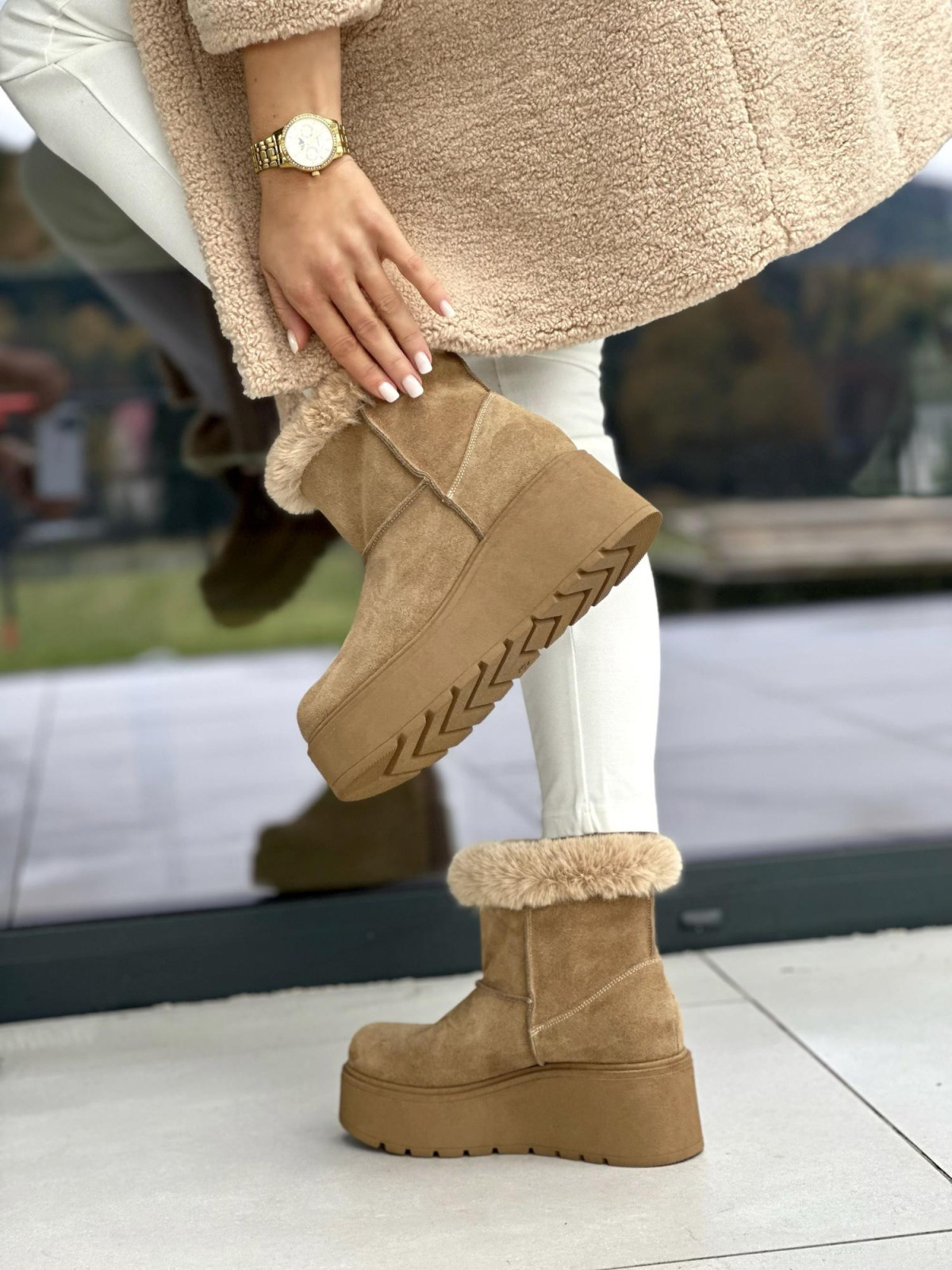 Ciepłe beżowe śniegowce damskie ze skóry naturalnej welurowej