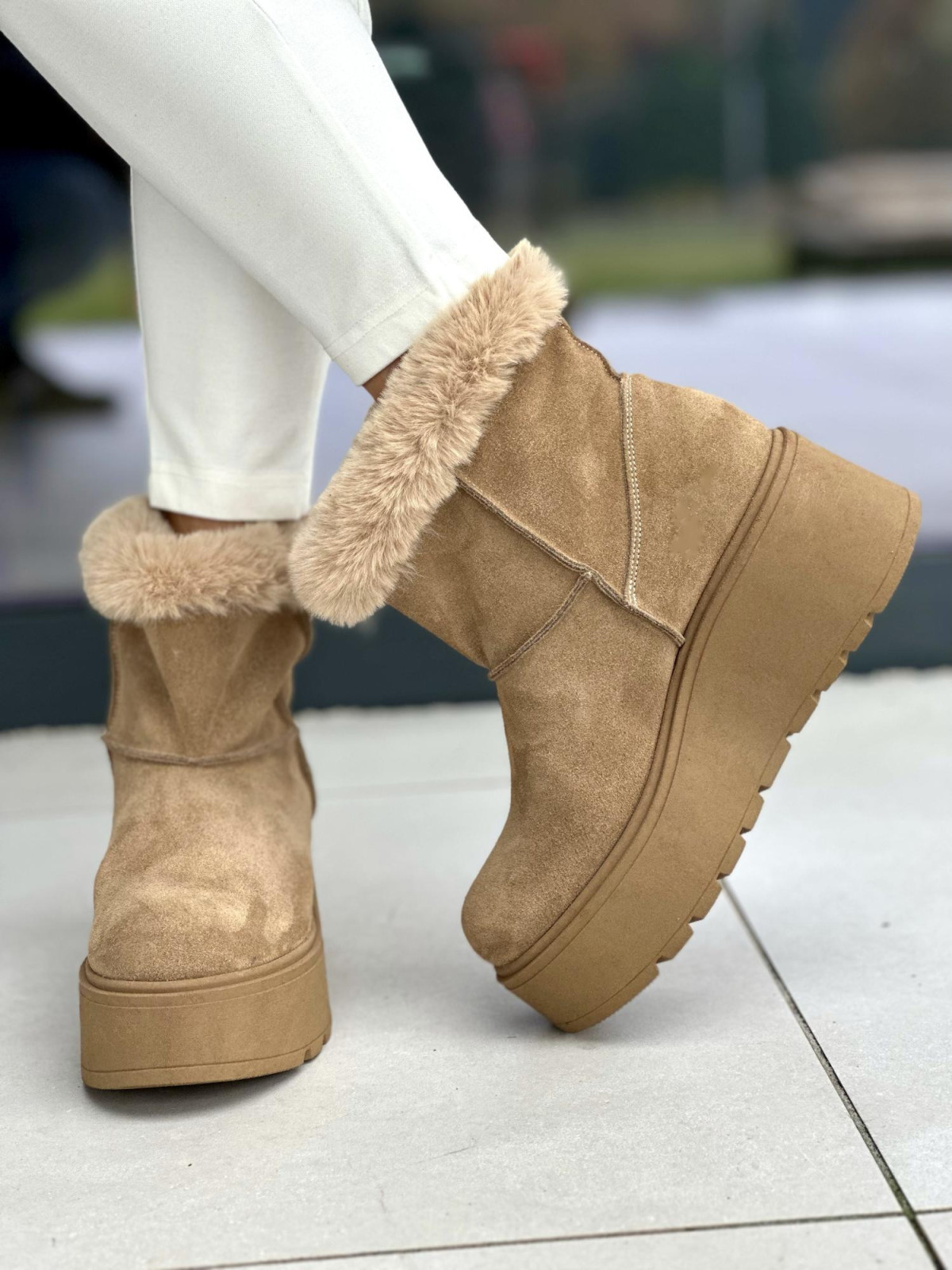 Ciepłe beżowe śniegowce damskie ze skóry naturalnej welurowej