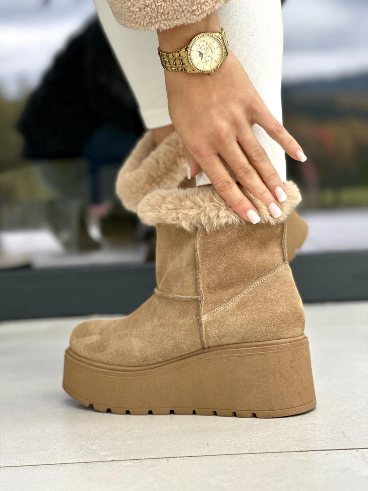 Ciepłe beżowe śniegowce damskie ze skóry naturalnej welurowej