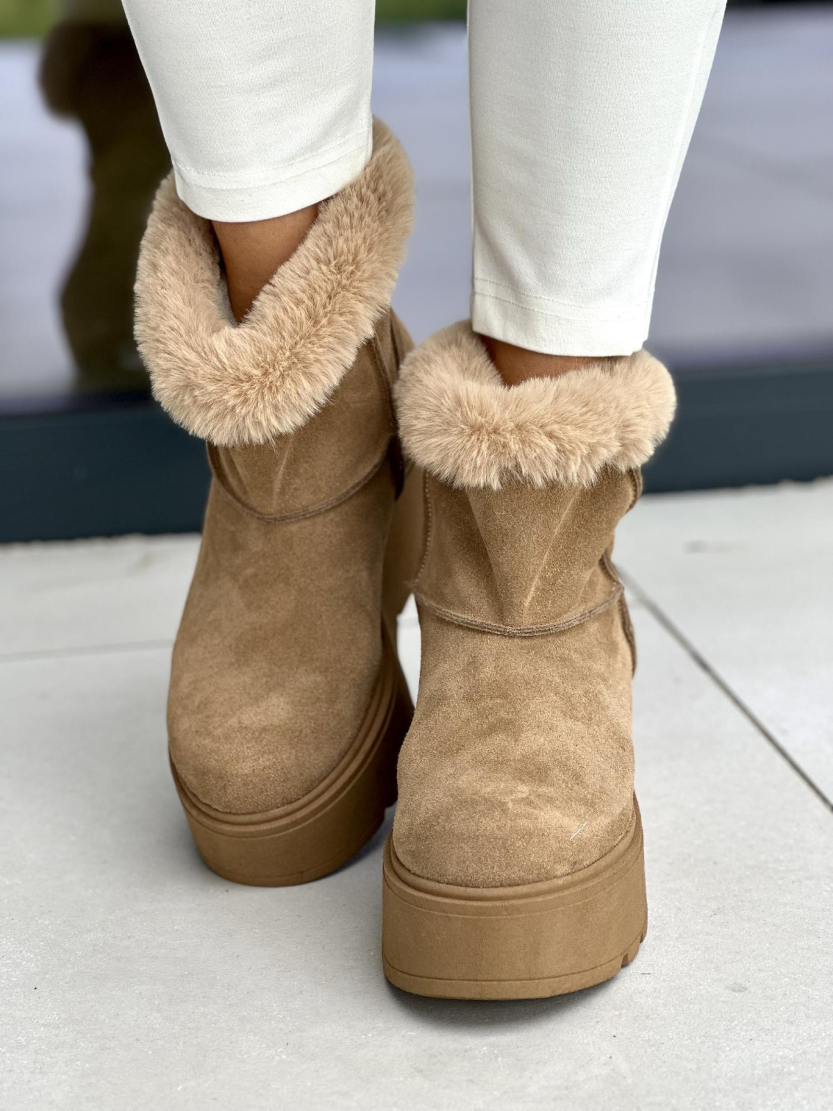 Ciepłe beżowe śniegowce damskie ze skóry naturalnej welurowej