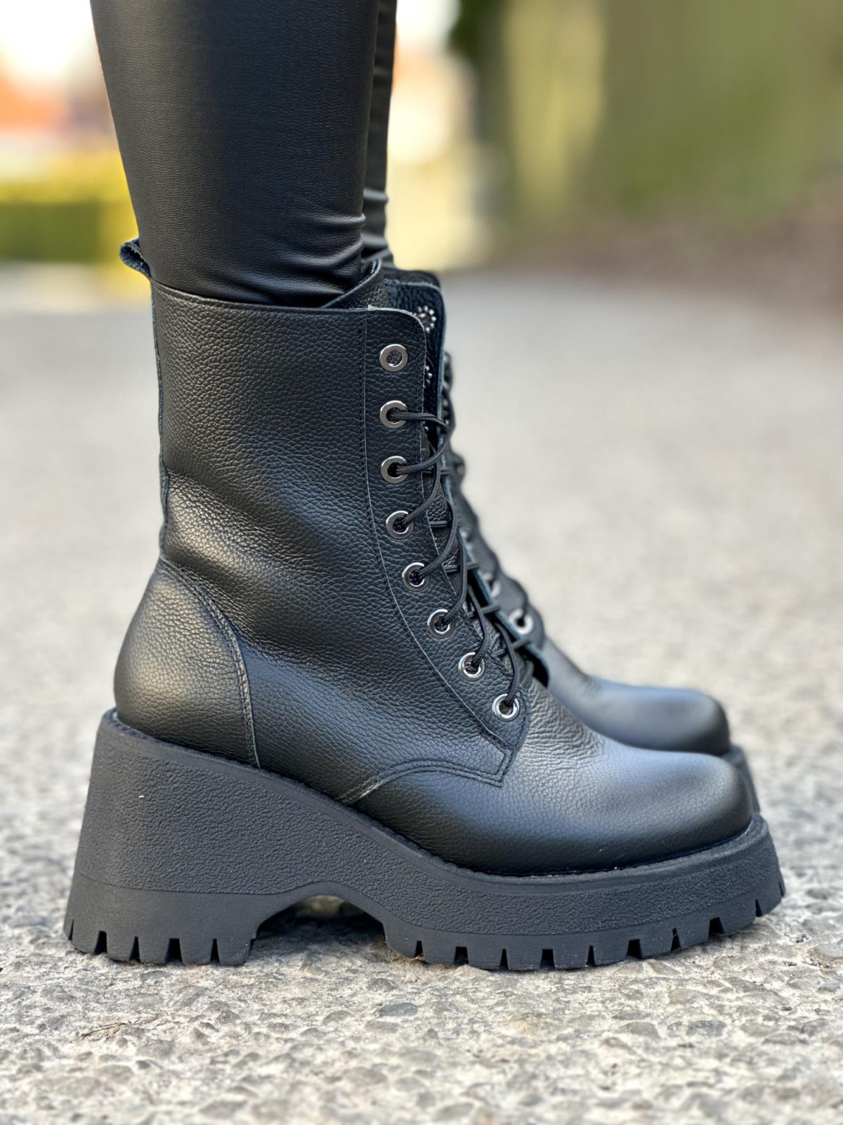 Czarne lekkie ocieplane trapery damskie ze skóry naturalnej