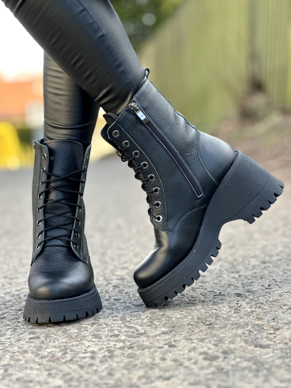 Czarne lekkie ocieplane trapery damskie ze skóry naturalnej