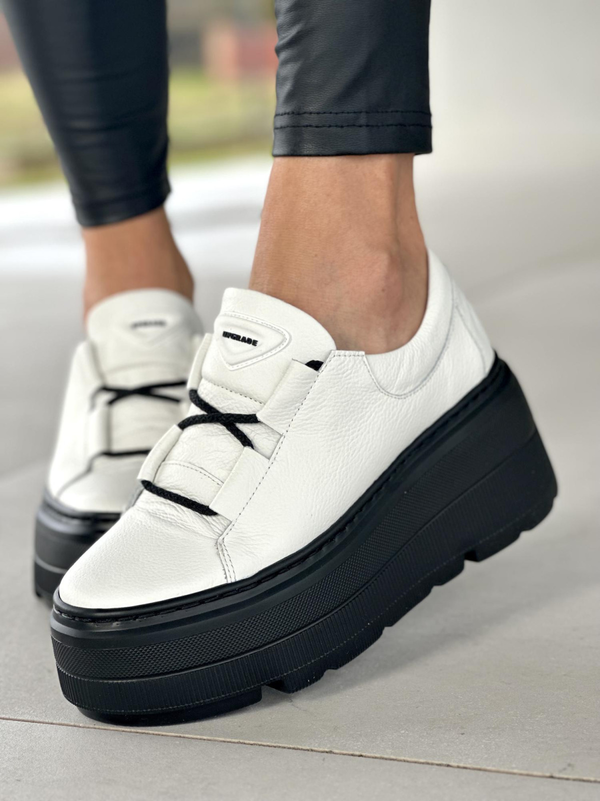 Biało-czarne trampki damskie na grubej lekkiej podeszwie skóra naturalna