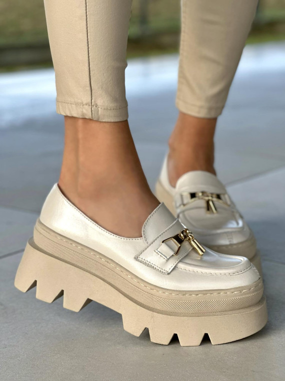 Beżowe mokasyny damskie ze złotą ozdobą, gruba podeszwa, skóra naturalna