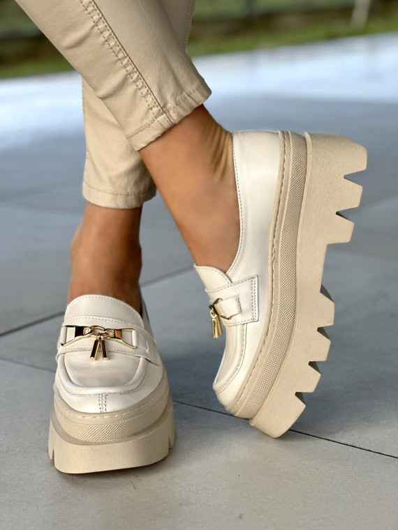 Beżowe mokasyny damskie ze złotą ozdobą, gruba podeszwa, skóra naturalna