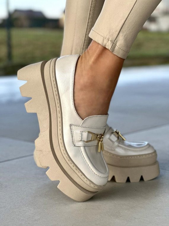 Beżowe mokasyny damskie ze złotą ozdobą, gruba podeszwa, skóra naturalna