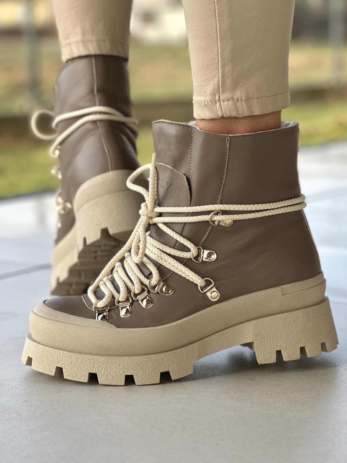 Ciepłe cappucino śniegowce damskie, traperkowa podeszwa, skóra naturalna