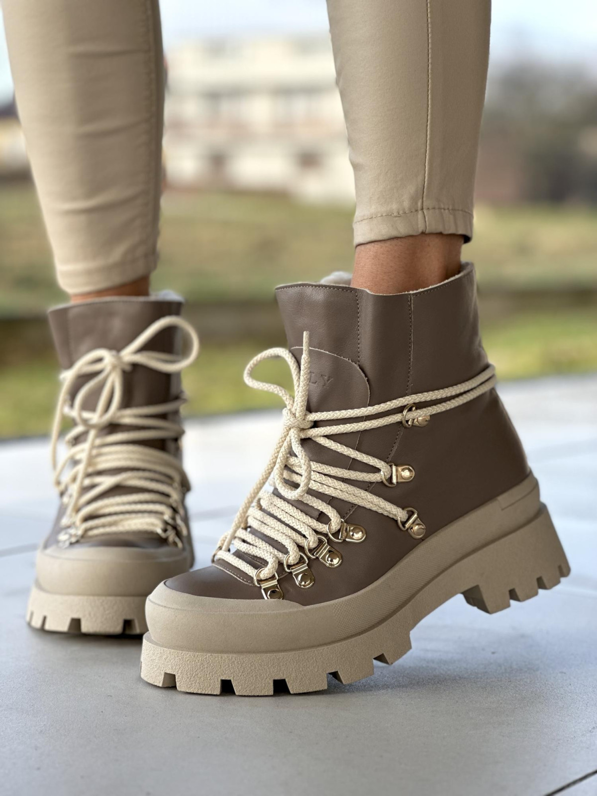 Ciepłe cappucino śniegowce damskie, traperkowa podeszwa, skóra naturalna