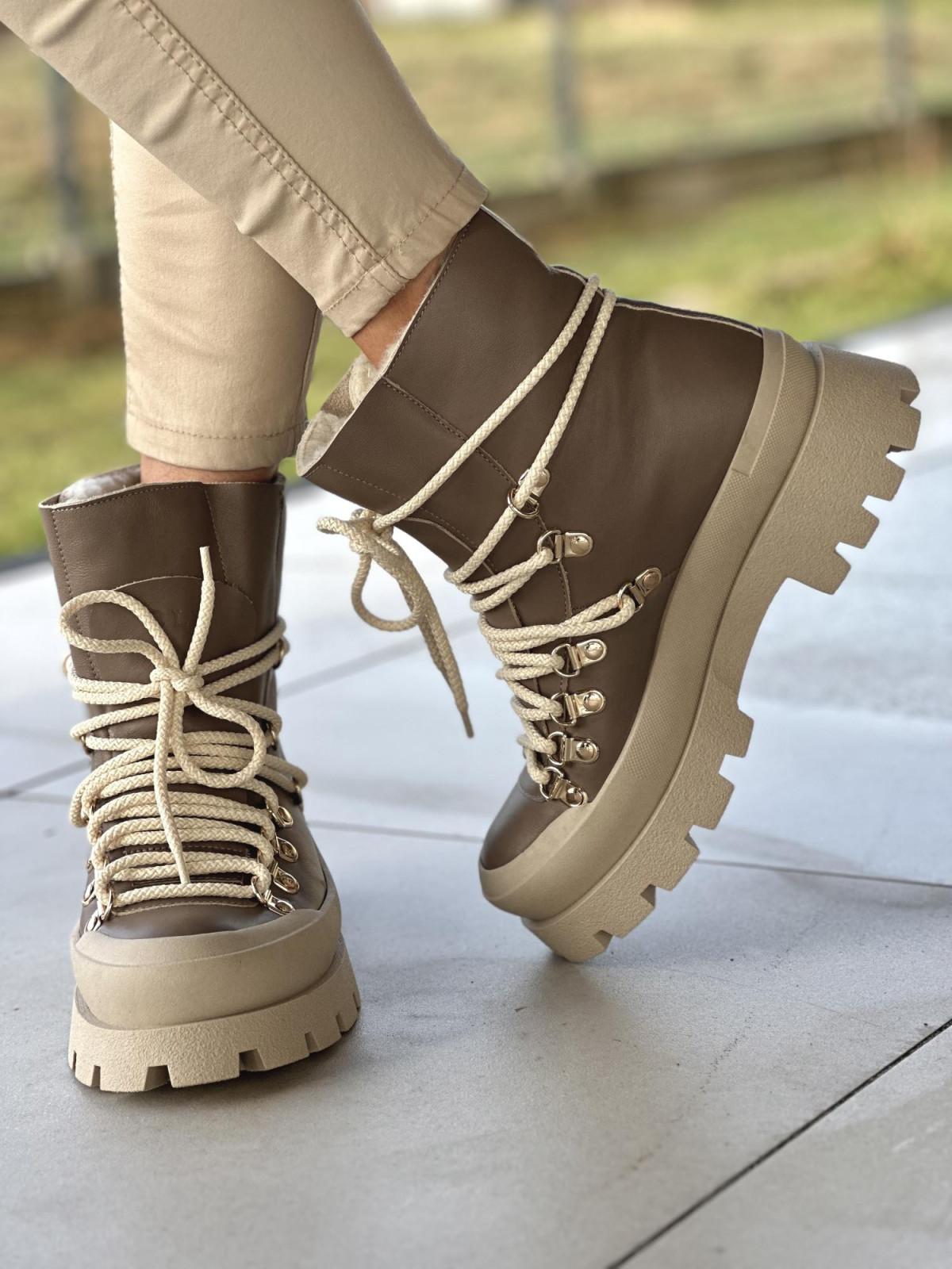 Ciepłe cappucino śniegowce damskie, traperkowa podeszwa, skóra naturalna