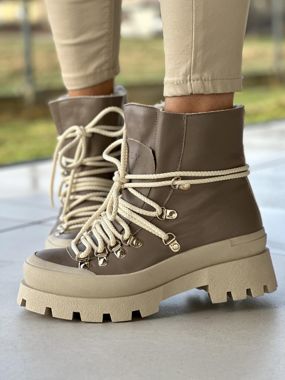 Ciepłe cappucino śniegowce damskie, traperkowa podeszwa, skóra naturalna