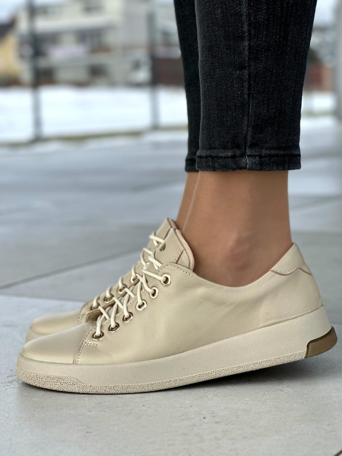 Delikatne beżowe trampki damskie, skóra naturalna