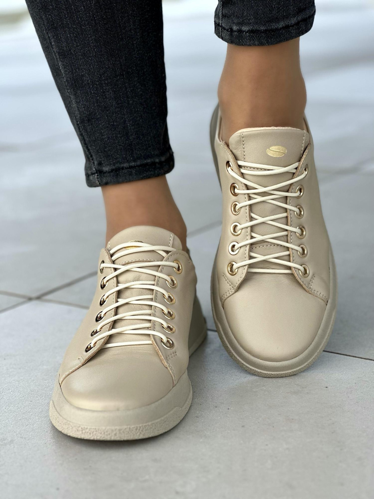 Delikatne beżowe trampki damskie, skóra naturalna