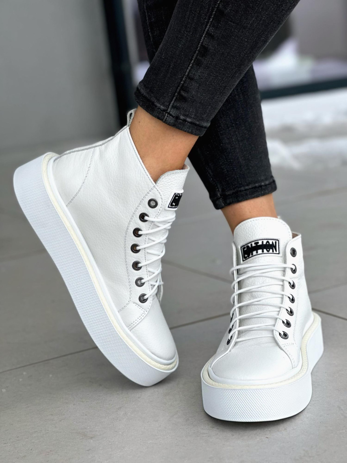 Wysokie białe trampki damskie na grubszej podeszwie, skóra naturalna