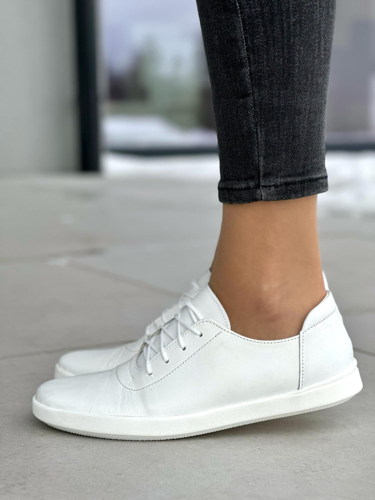 Lekkie i delikatne białe trampki damskie, skóra naturalna
