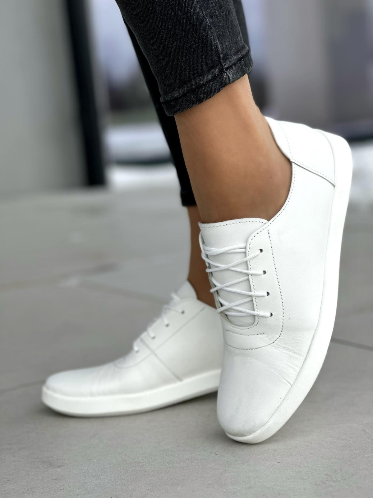 Lekkie i delikatne białe trampki damskie, skóra naturalna