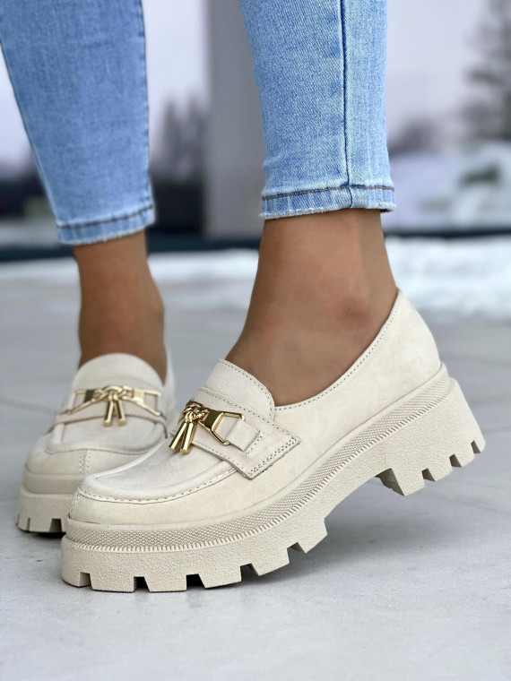 Stylowe, beżowe mokasyny damskie ze złotą ozdobą, na grubej podeszwie, skóra naturalna