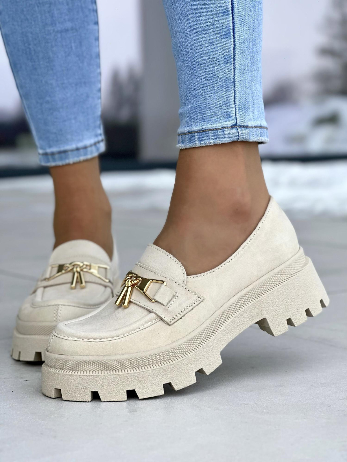 Stylowe, beżowe mokasyny damskie ze złotą ozdobą, na grubej podeszwie, skóra naturalna